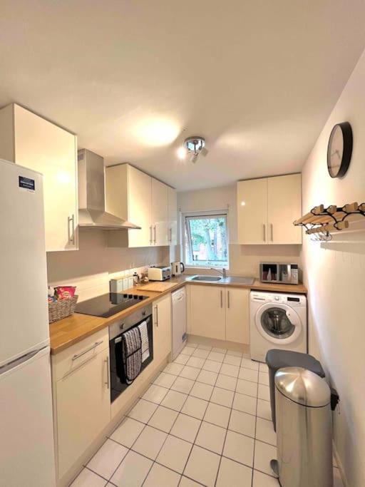 Appartement Beautiful Windsor 2 Bed, Perfect Location, 5 Mins Walk To Centre, Free Parking, Legoland, Ascot Extérieur photo