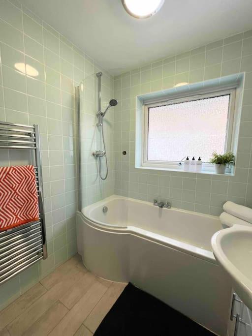 Appartement Beautiful Windsor 2 Bed, Perfect Location, 5 Mins Walk To Centre, Free Parking, Legoland, Ascot Extérieur photo
